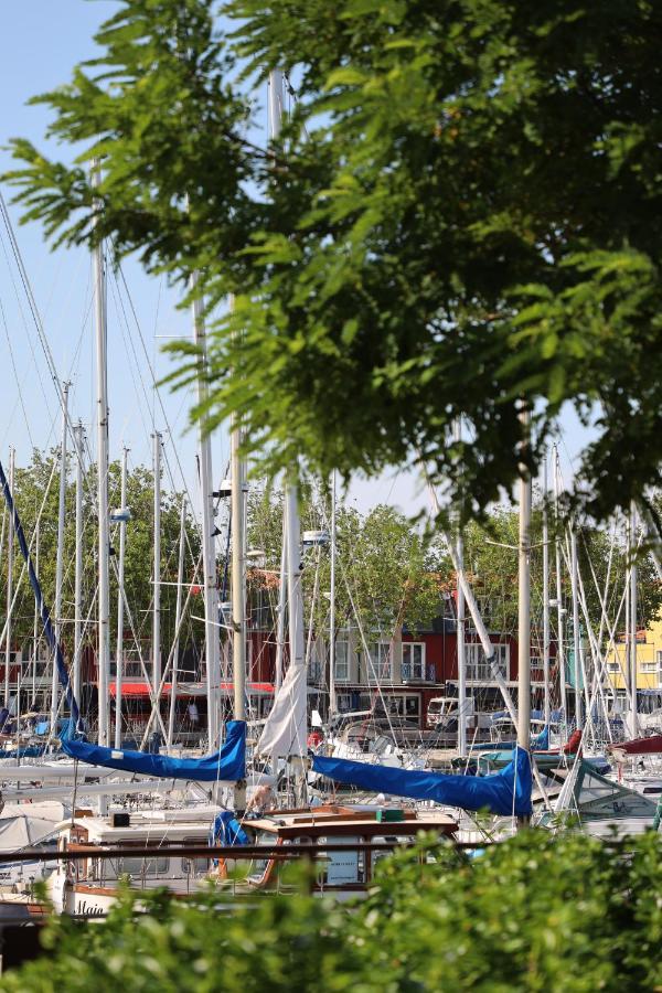 Un Hotel Sur Le Port La Rochelle  Exterior foto